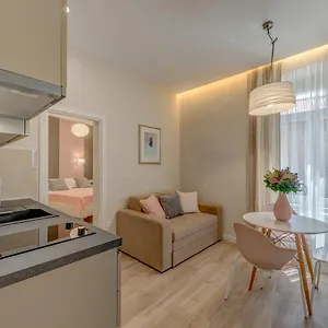 Royal Theatre And Apartamento